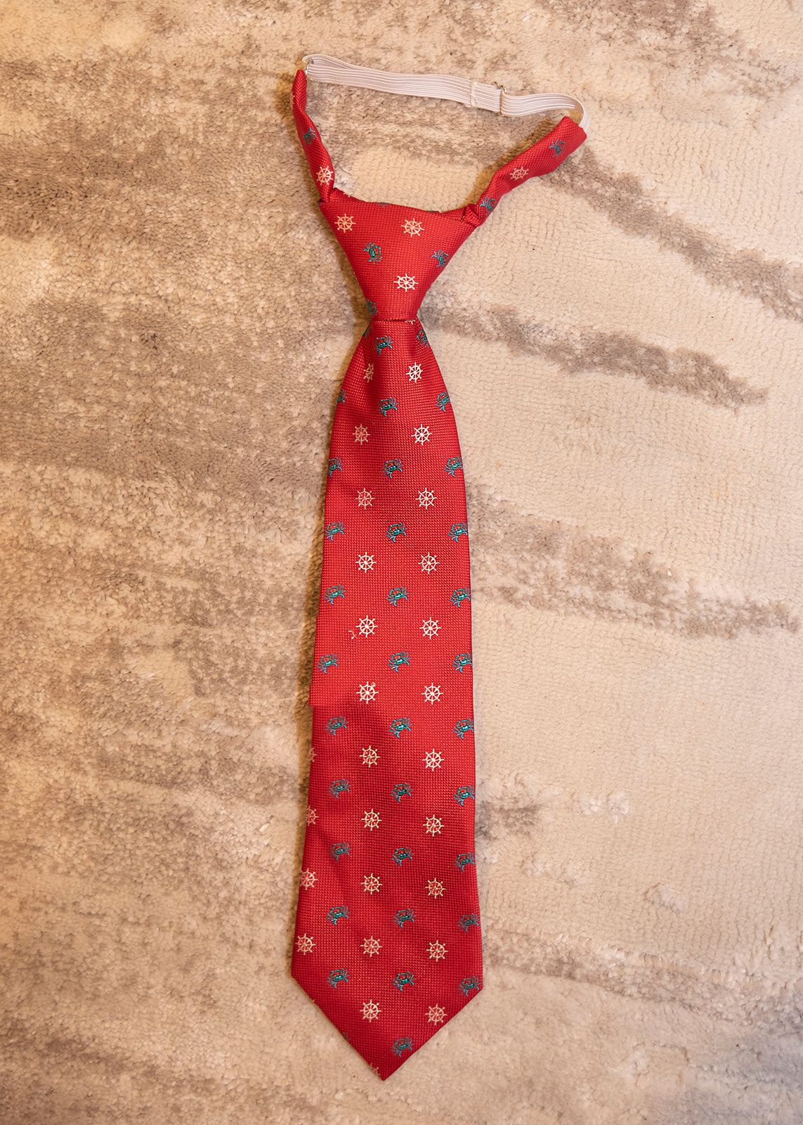 Corbata roja estampado marino