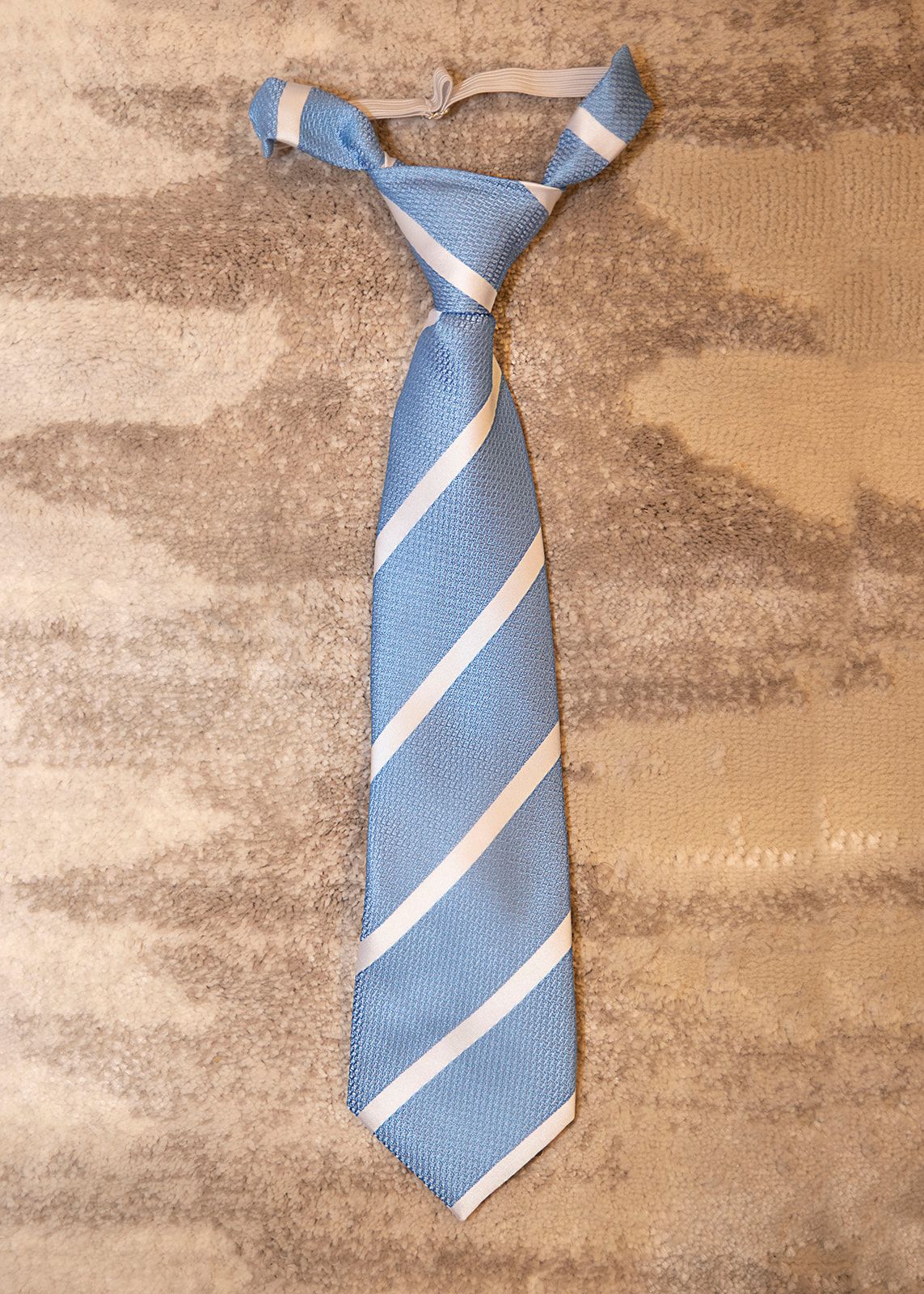 Corbata azul cielo rayas blancas