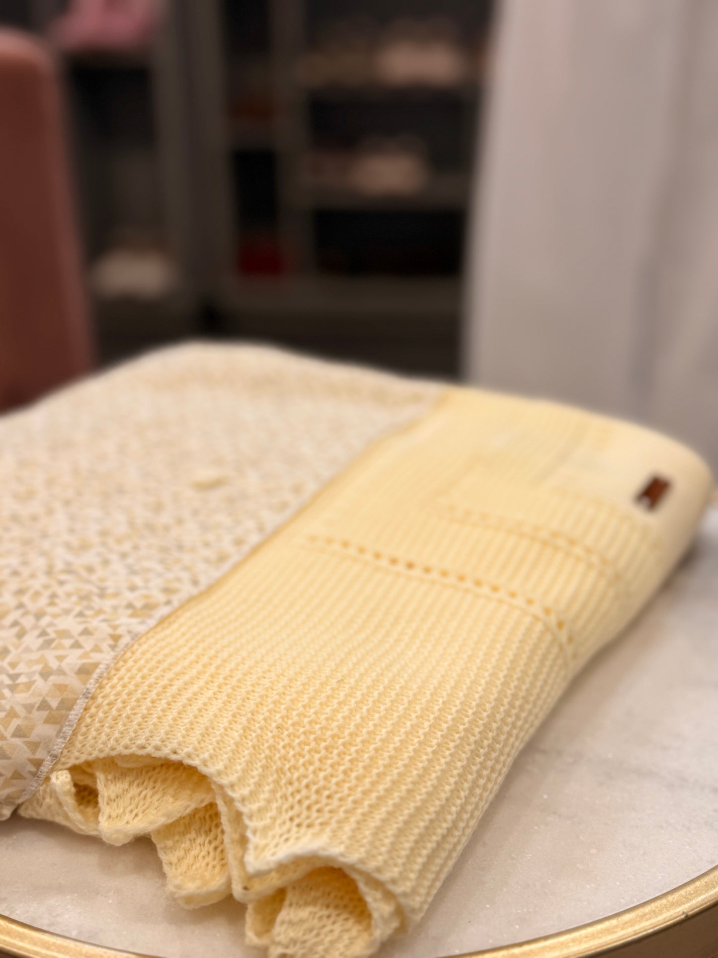 Manta con funda tejido amarillo