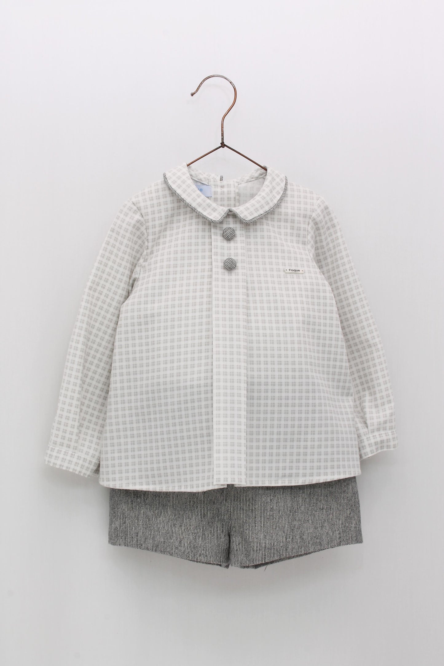 Conjunto camisa y short gris claro