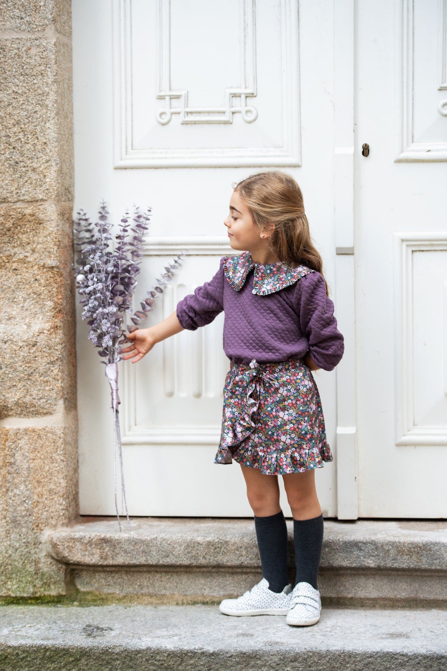 Conjunto cuello flores morado burdeos