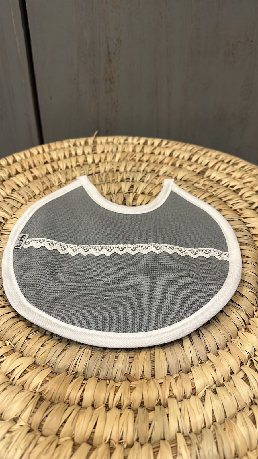 Babero puntilla española Gris