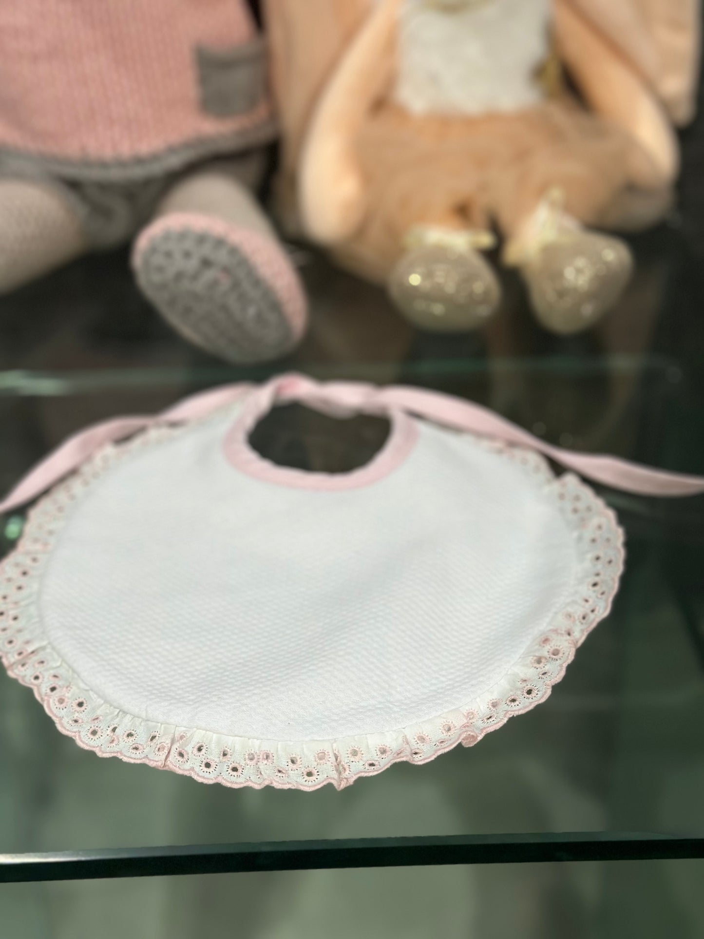 Babero puntilla rosa