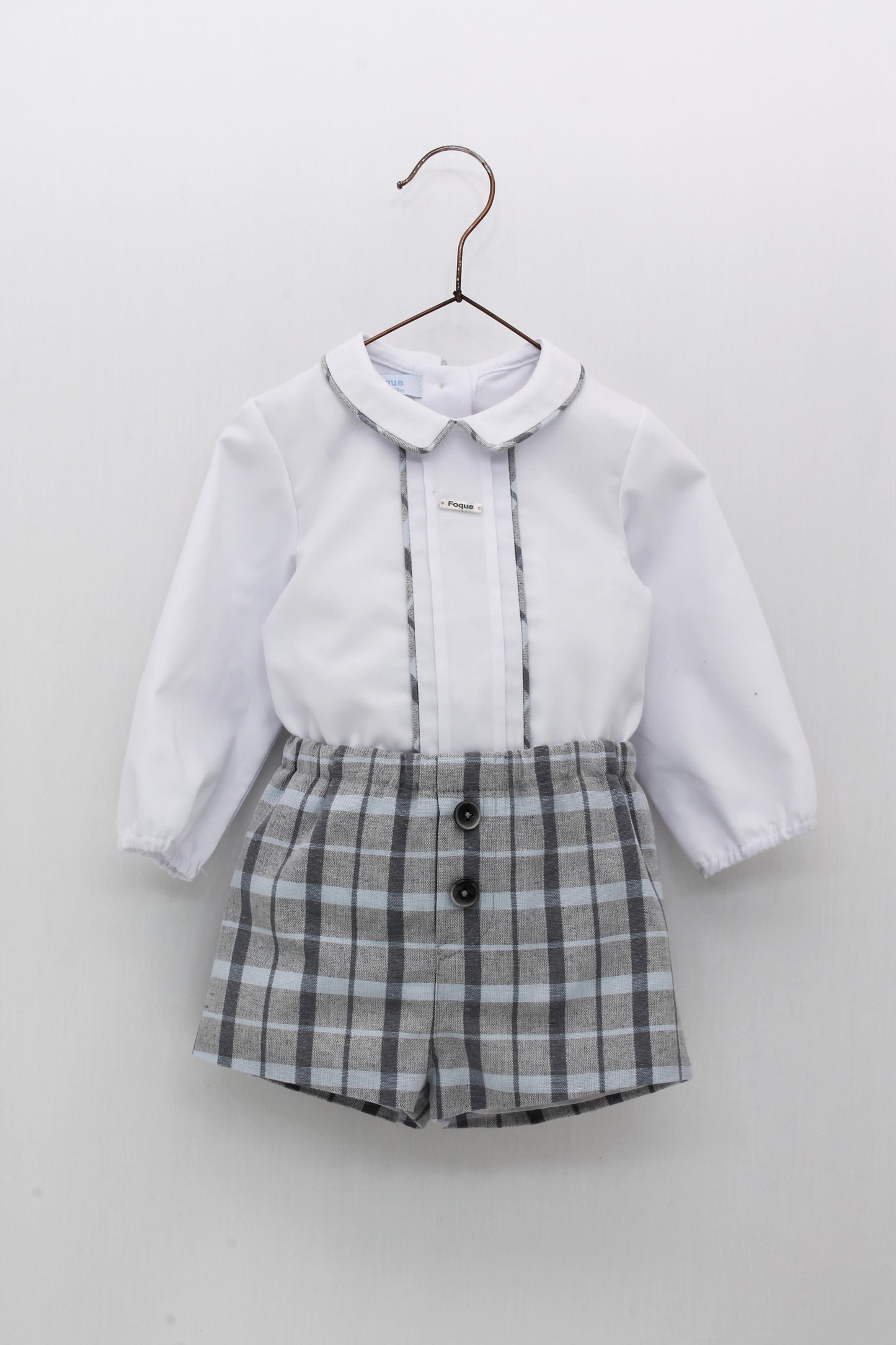 Conjunto celeste con short a cuadros