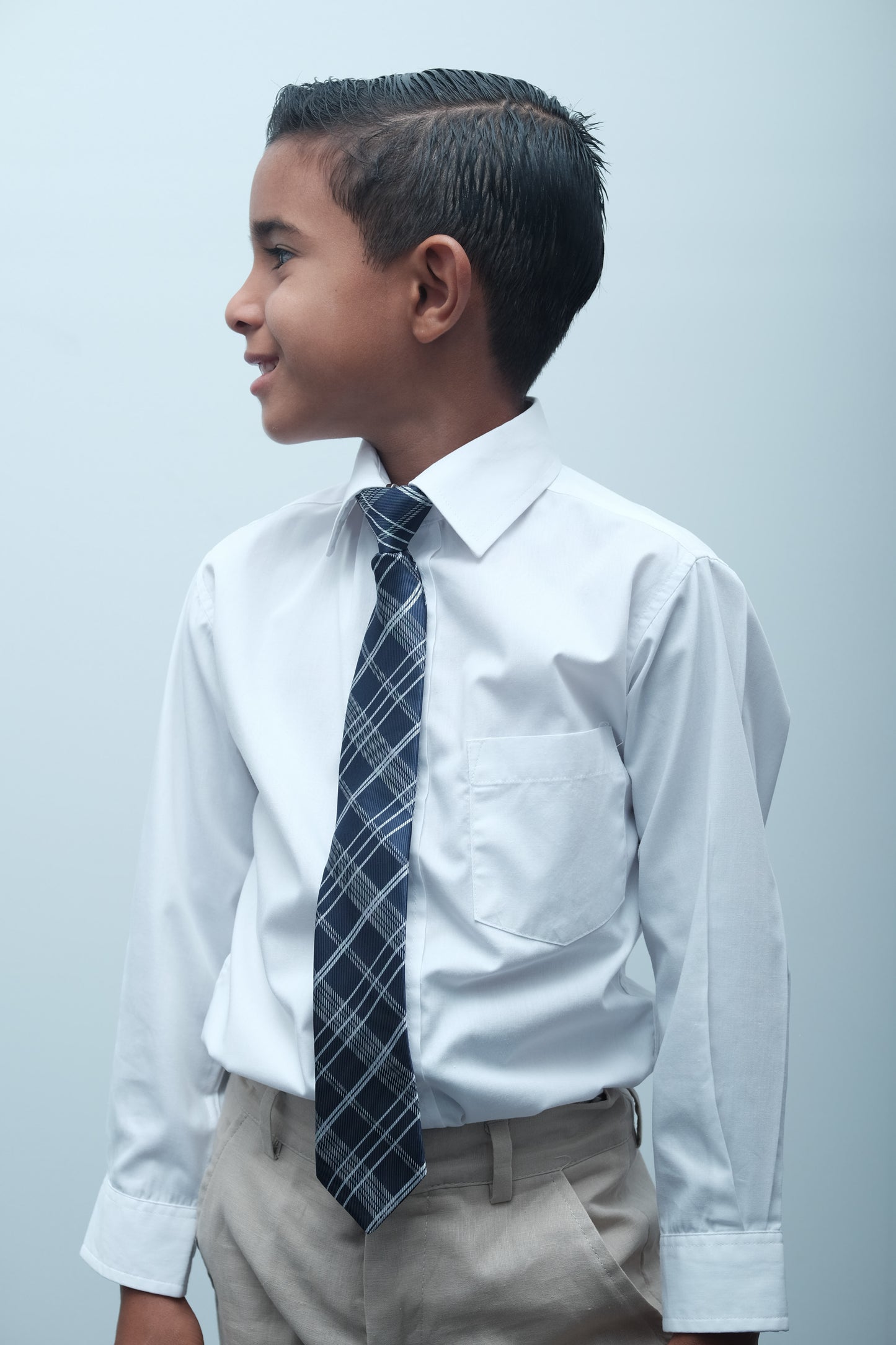 Corbata azul con rayas blancas