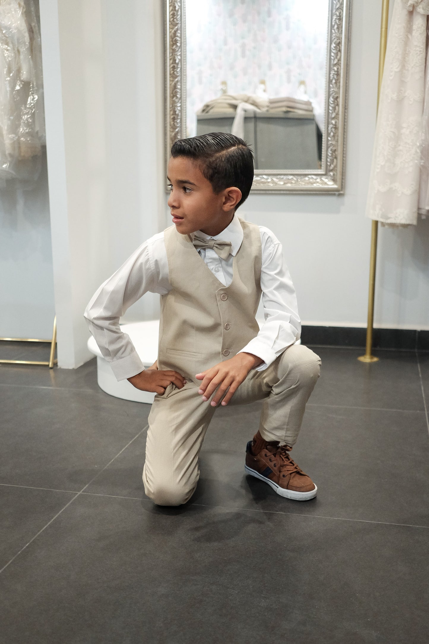 Traje con chaleco color arena