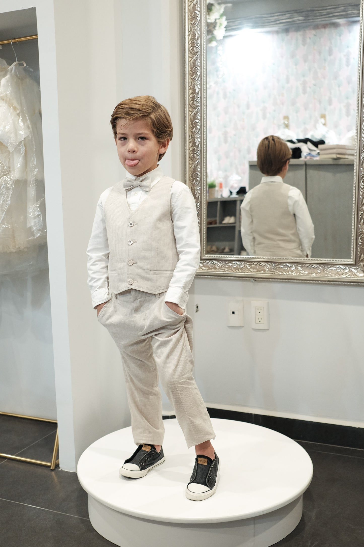 Traje con chaleco color beige a rayas