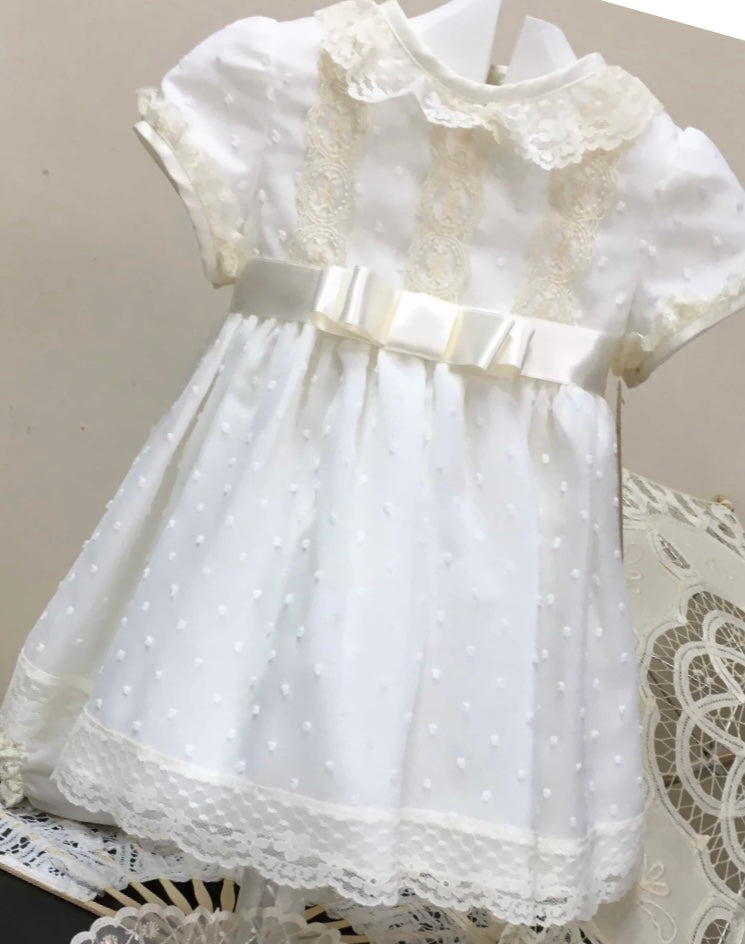 Vestido bautizo corto y gorro en plumeti gasa