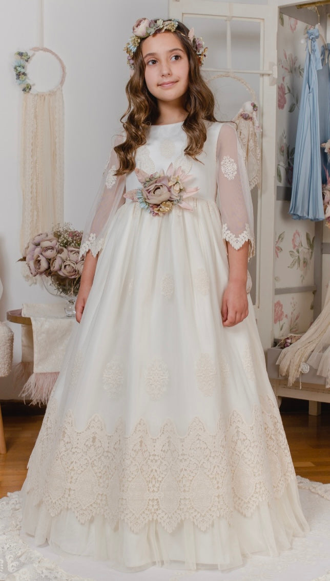 Vestido de tul con mangas puntas