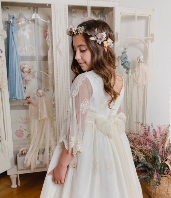 Vestido de tul con mangas puntas