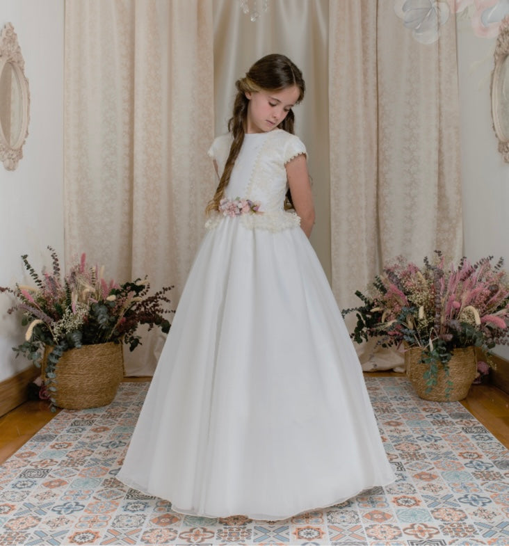 Vestido falda capa cuerpo bordado