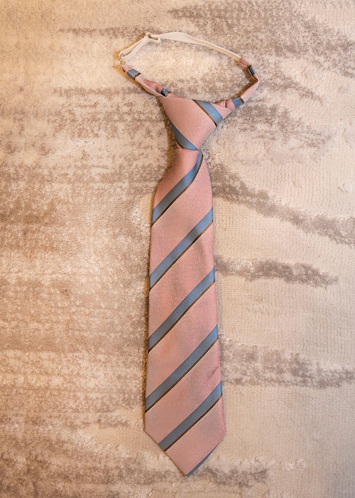 Corbata rosa con rayas azules