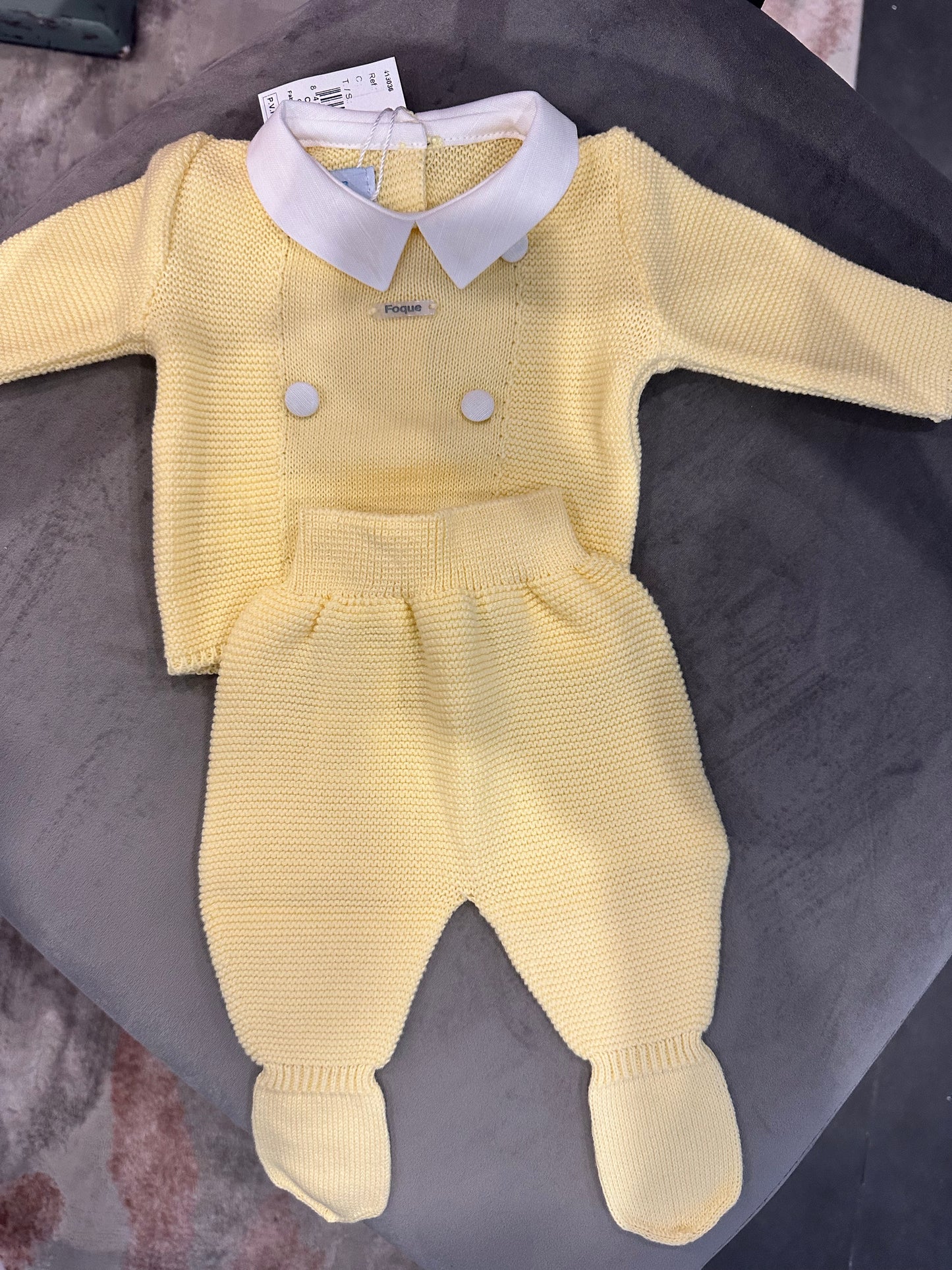 Conjunto amarillo con botones