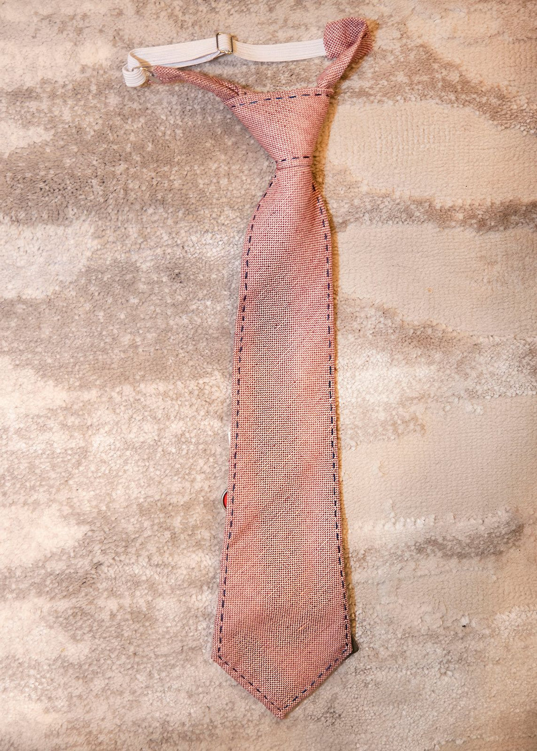 Corbata rosa punteada orilla