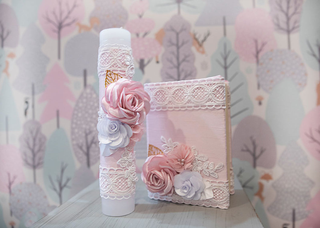 Biblia y vela rosa